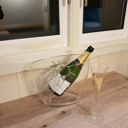 Waterside Shepherds Hut Chalet *