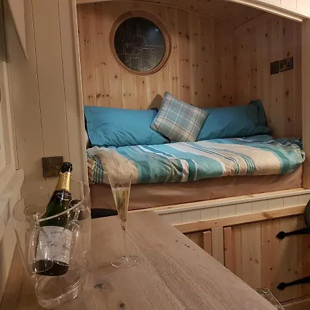 Waterside Shepherds Hut * York