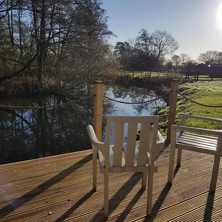 Chalet Waterside Shepherds Hut