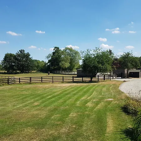 Chalet Waterside Shepherds Hut *