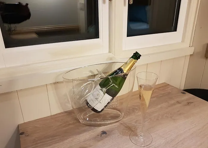 Waterside Shepherds Hut Chalet *