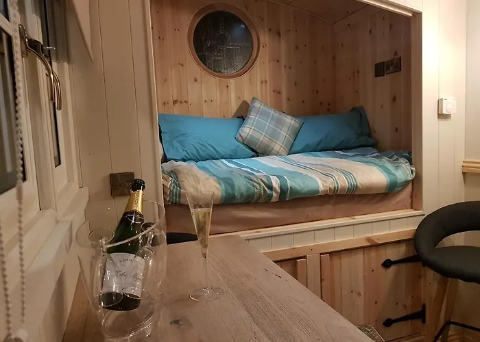 Waterside Shepherds Hut * York