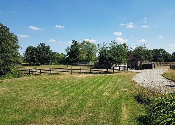 Chalet Waterside Shepherds Hut *